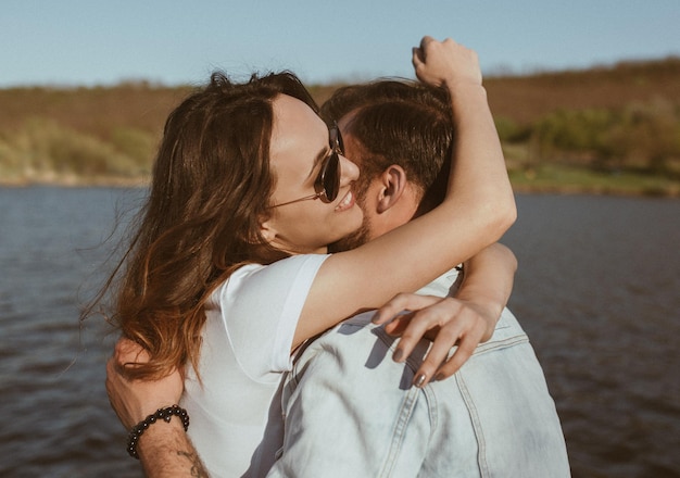 Photo beautiful woman with man in embrace outdoors