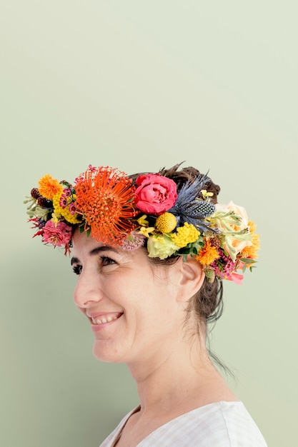 Photo beautiful woman with a midsummer floral wreath