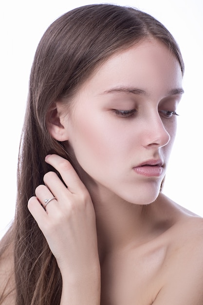 Bella donna con gli sguardi perfetti in studio su sfondo bianco