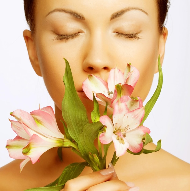 Foto bella donna con fiore rosa