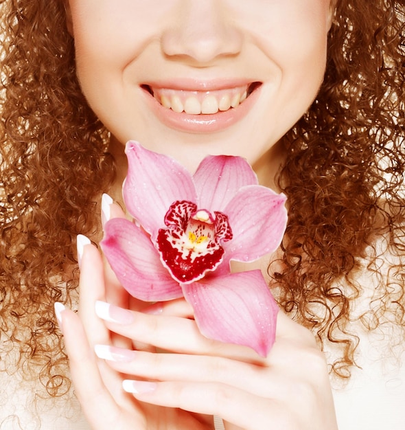 Foto bella donna con fiore rosa