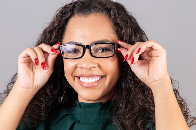 Photo beautiful woman with prescription glasses smiling at the camera closeup