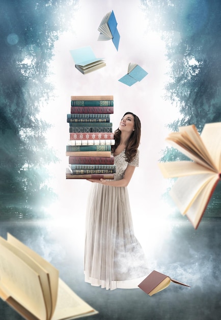 Красивая женщина со стопкой книг в туманном лесу