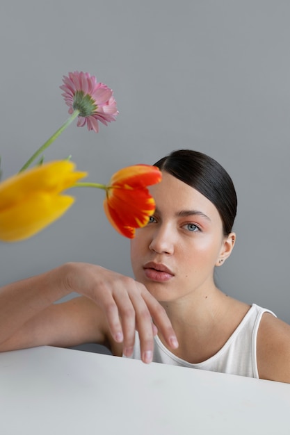 Foto bella donna con acconciatura alla moda