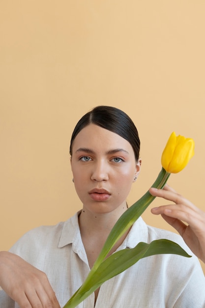 Foto bella donna con acconciatura alla moda