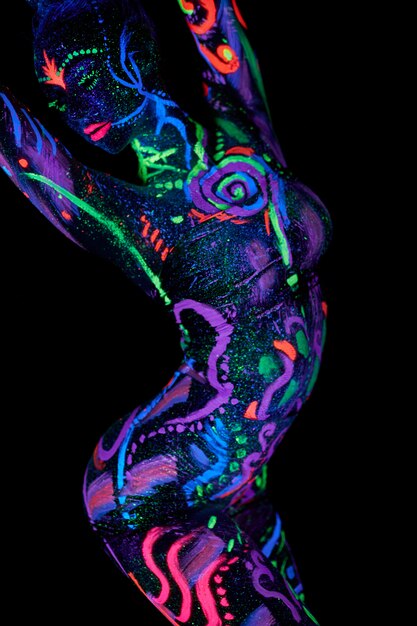 紫外線ボディーアートと美しい女性