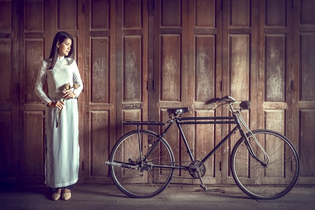 Bella donna con la cultura del vietnam tradizionale, stile vintage, hoi an vietnam