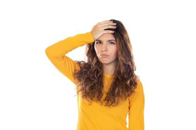 Bella donna con capelli ondulati isolato su uno sfondo bianco