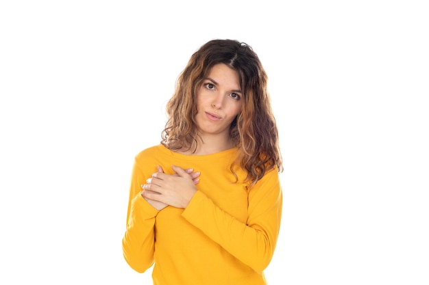 Bella donna con capelli ondulati isolato su uno sfondo bianco