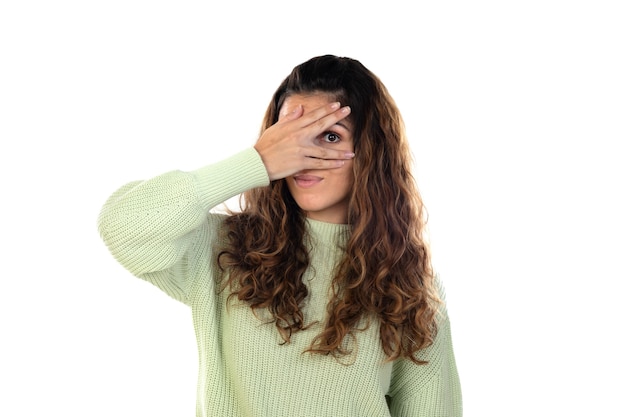 白い壁に孤立したウェーブのかかった髪の美しい女性