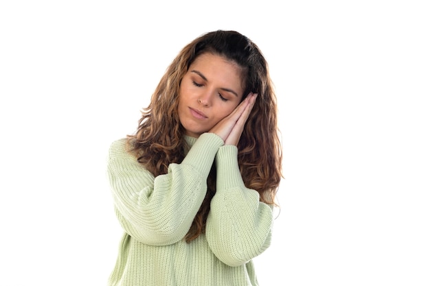 Bella donna con capelli ondulati isolati su bianco