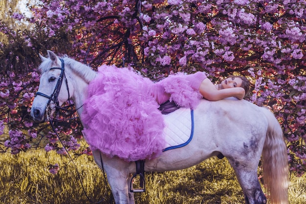 Photo beautiful woman with white horse in sakura