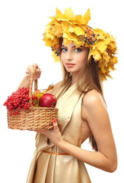 Красивая женщина с венком и корзиной с яблоками и ягодами, на белом
