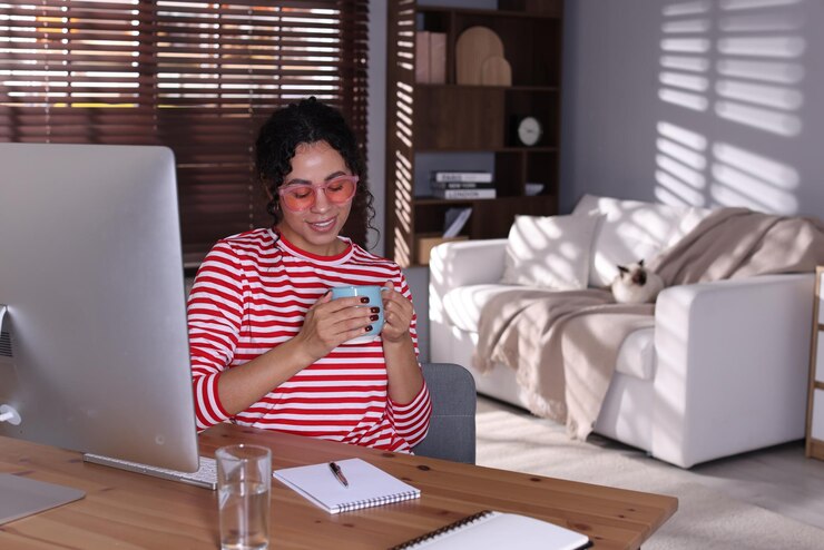 Photo beautiful woman working on computer at desk in home office