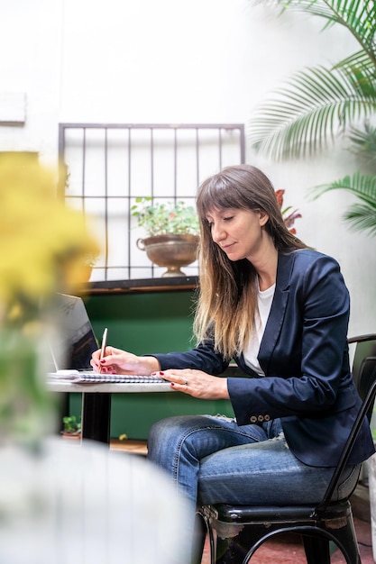 Foto bella donna che lavora concentrata