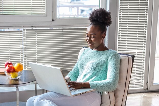 Bella donna che lavora su un computer portatile