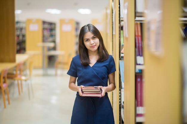 美しい女性アジアの大学生図書館