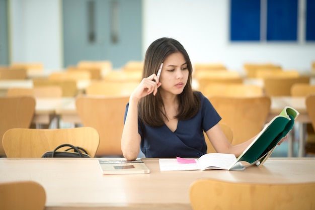 美しい女性アジアの大学生図書館