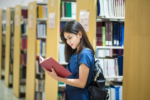 美しい女性アジアの大学生図書館