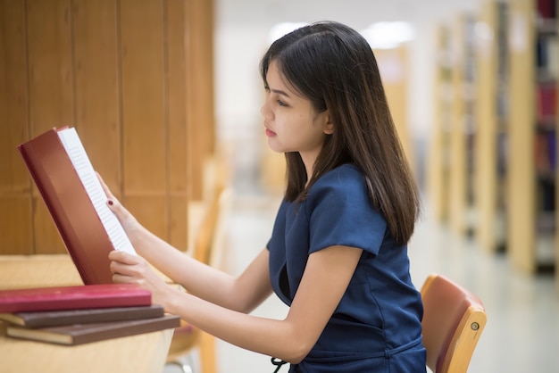 美しい女性アジアの大学生図書館