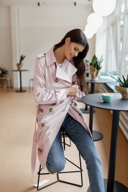 Belle donne in una caffetteria con una tazza di caffè