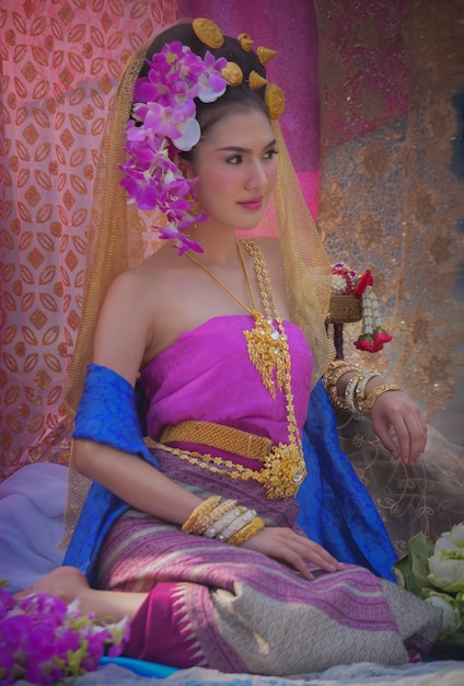 태국 북부에서 고대 란나 스타일로 옷을 입은 아름다운 여성.