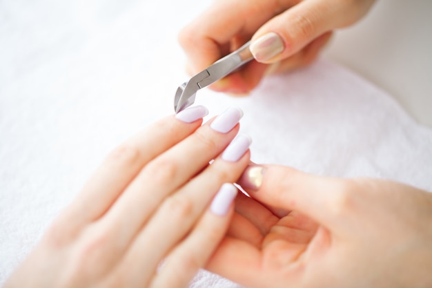 Belle donne mani con manicure perfetto,