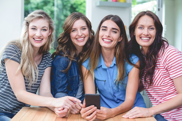 Foto belle donne in possesso di un telefono cellulare