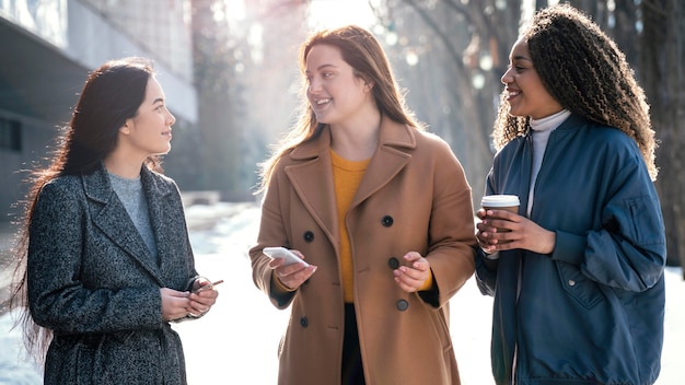 Foto belle donne in posa insieme alla tazza di caffè