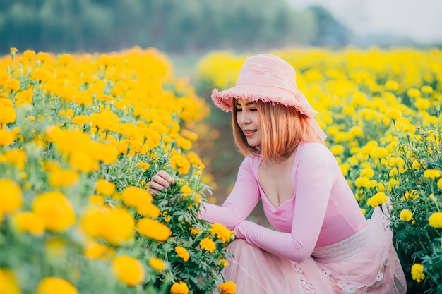 座って庭の花を見ている美しい女性。