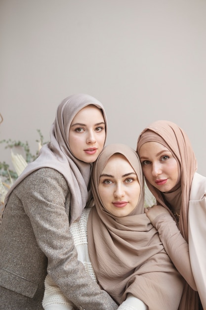 Foto belle donne che indossano l'hijab