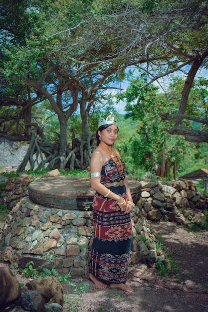 인도네시아 사부 섬의 전통 의상을 입은 아름다운 여성