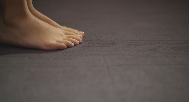 Foto bellissimi piedi di donne belle gambe sul pavimento grigio