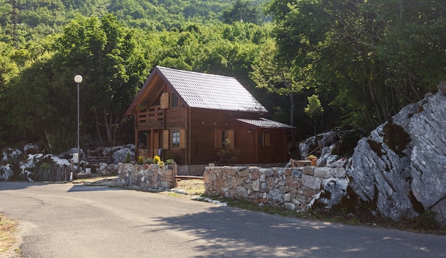 Bellissimo hotel in legno in piedi sul lato della strada in montagna