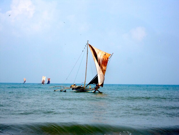 Photo beautiful wooden ship with leather sails on mast fluttering in wind