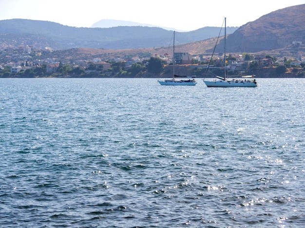 Красивая яхта в солнечный день на спокойном Эгейском море на острове Эвия Греция