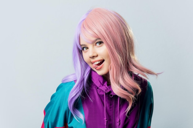 Photo beautiful yandere girl with purple hair and 80s tracksuit on gray background