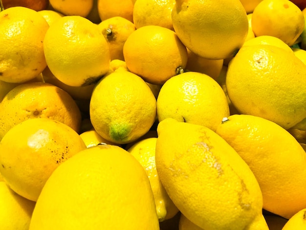 Foto bella vitamina acida naturale del sud matura gialla limoni luminosi maturi deliziosi priorità bassa di struttura