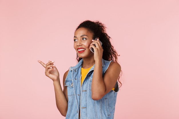 電話で話す美しい若いアフリカの女性