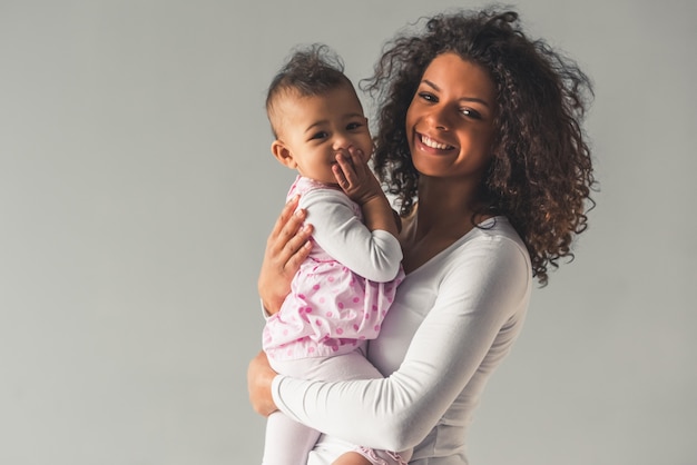 美しい若いアフロアメリカンの女性と彼女のかわいい赤ちゃん