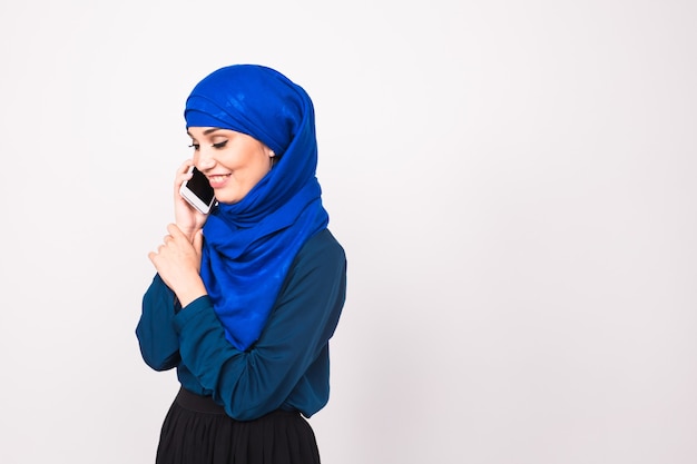 화이트에 휴대 전화에 대 한 얘기는 아름 다운 젊은 아라비아 여자
