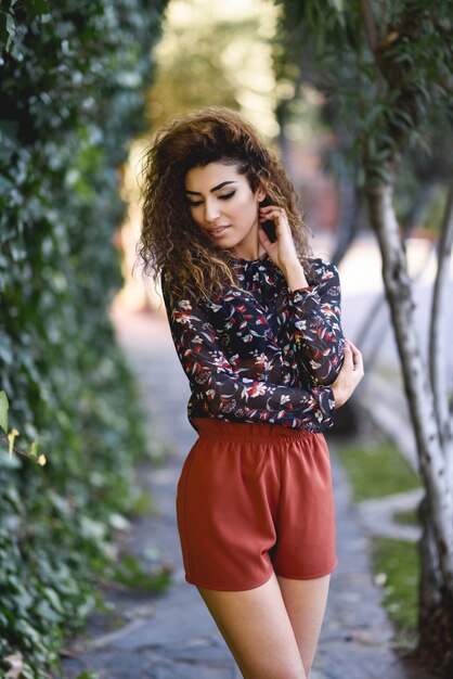 Photo beautiful young arabic woman with black curly hairstyle.