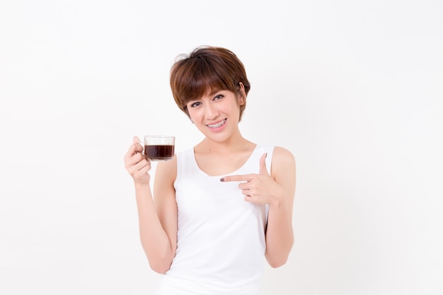ホットコーヒーのカップを持つ美しい若いアジア女性。健康のための概念。