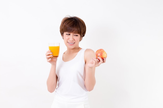 Bella giovane donna asia con cibo sano. concetto per la salute.