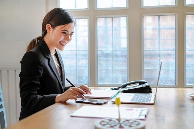 Photo beautiful young asian businesswoman sitting working in the office