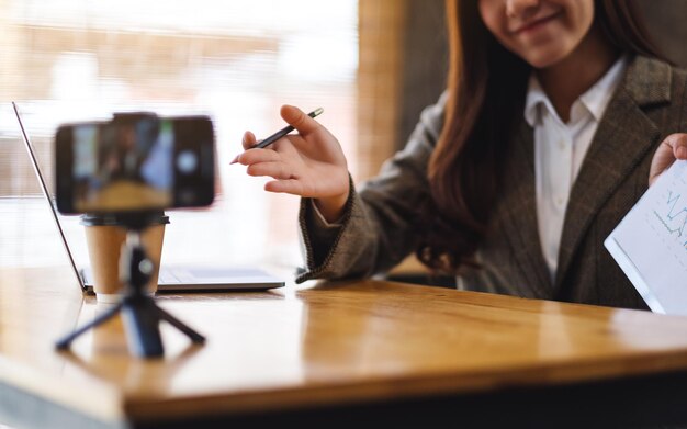 Una bellissima giovane donna d'affari asiatica che insegna business class, concetto di riunione online