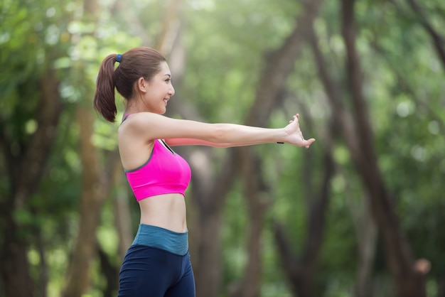 写真 公園で運動する美しい若いアジア人女性