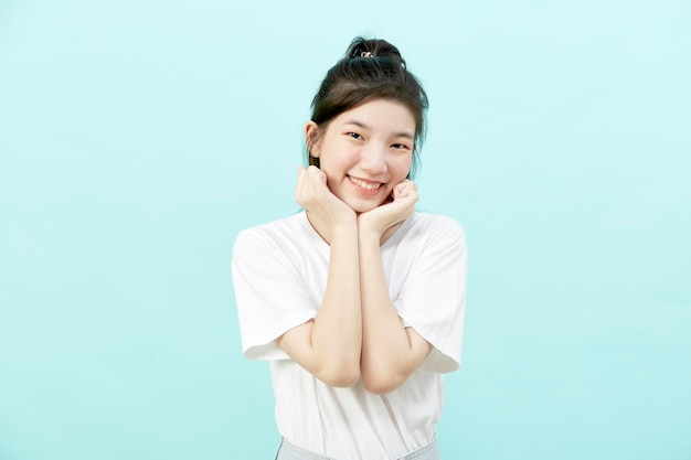 Портрет красивой молодой азиатской женщины Студийный снимок на синем фоне