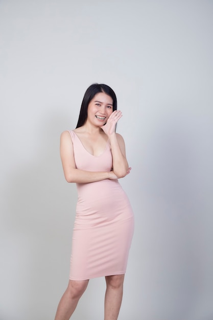 아름 다운 젊은 아시아 여자 웃는 초상화 착용 핑크 드레스와 소녀는 재미 있고 흰색 배경에 고립 된 성공 긍정적 인 행복을