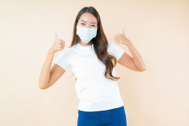 아름 다운 젊은 아시아 여자 웃 고 보호 covid19 또는 코로나 바이러스에 대 한 마스크를 착용